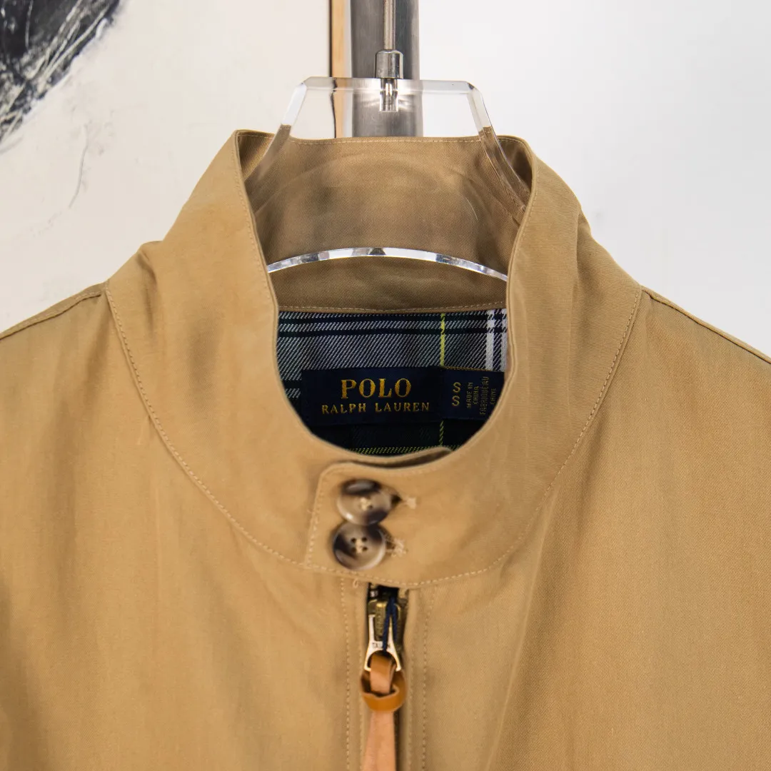 P400 zp version [exclusive supply] - Ralph Lauren/Ralph Lauren all-season classic retro old money style unisex Harrington stand-up collar flight jacket - the same as the original 40*21-1/2 bias precision washed cotton face green and white plaid lining ✅ - custom-woven double-layer rabbit velvet needle thread non-market wrong version mercerized cotton ✅ - customized brand zipper dark and light two-color buttons genuine leather zipper piece ✅ - upper body recommended by many style bloggers Simple line design and wide and neat tailoring. You can wear it with a simple combination to look fashionable. It can be easily handled whether it is for outdoor outings or business commuting. I love the unisex style that can be worn by both men and women. Retro will never go out of style. Color: Khaki Navy Size: S M L XL Number: WW10733
